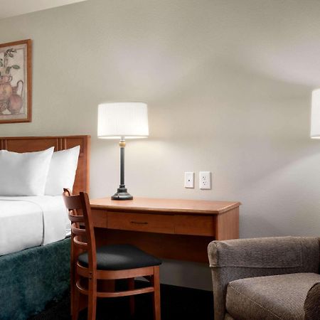 Travelodge By Wyndham Clinton Valley West Court Exteriör bild