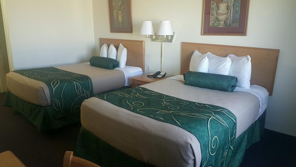 Travelodge By Wyndham Clinton Valley West Court Exteriör bild